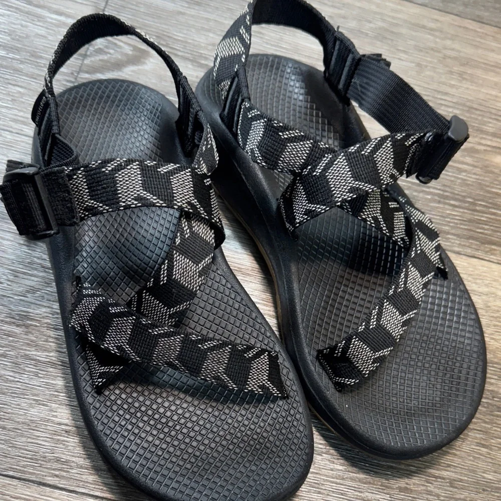 Chaco Black and Gray Strappy Sandals men’s size 8 (s197)